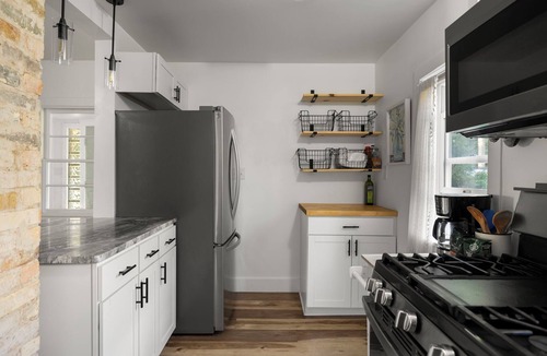 Traverse City House | Slabtown Farmhouse, walk to the beach, Hickory Hills, the Commons, Downtown