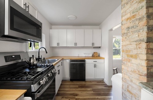 Traverse City House | Slabtown Farmhouse, walk to the beach, Hickory Hills, the Commons, Downtown