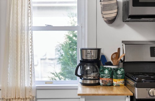 Traverse City House | Slabtown Farmhouse, walk to the beach, Hickory Hills, the Commons, Downtown