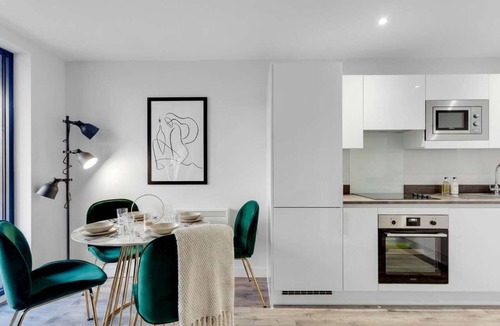 Bordesley Apartment | Sleek 2BR Birmingham Pad with Balcony Views