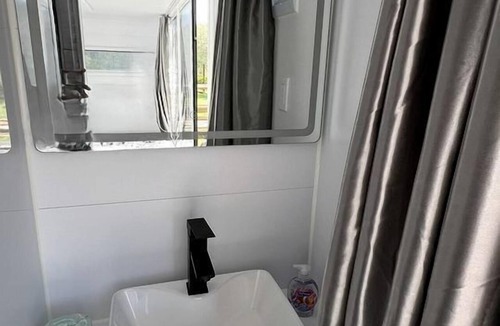 Klamath Cabin | Sleek and Modern Glamping Pod in Klamath, Perfect for a Getaway near the Pacific Ocean