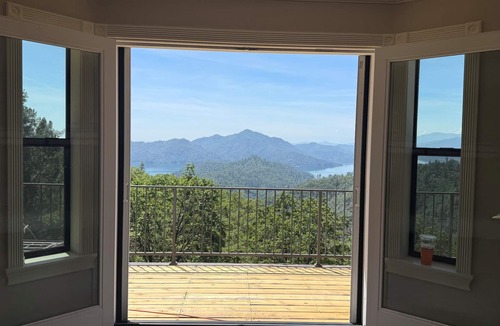 Lakehead House | Sleeps 17 Remodeled Gorgeous Lake House -Shasta Lake/views -Close to Packers Bay
