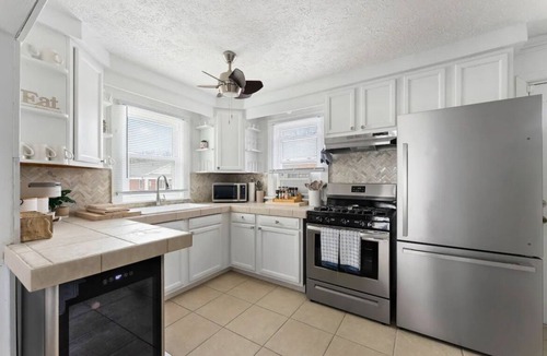 Geneva-on-the-Lake Cottage | Sleeps 8-Cozy 3-Bedroom Cottage, 2 Blocks from the Strip, 10 Minutes from Spire