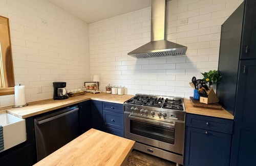 Bay City House | Sleeps 8 Near Riverwalk
