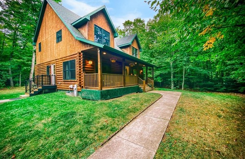 Sister Bay House | Sleepy Moose- Cozy Cabin in Sister Bay, Hot Tub, Fire Pit, Dogs!