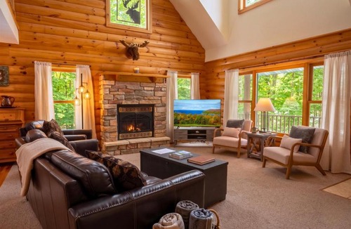 Sister Bay House | Sleepy Moose- Cozy Cabin in Sister Bay, Hot Tub, Fire Pit, Dogs!