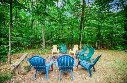 Sister Bay House | Sleepy Moose- Cozy Cabin in Sister Bay, Hot Tub, Fire Pit, Dogs!