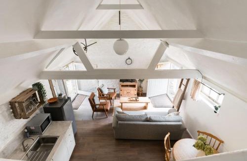 Lechlade House | Snug Cotswolds Farm Cottage - The Henloft