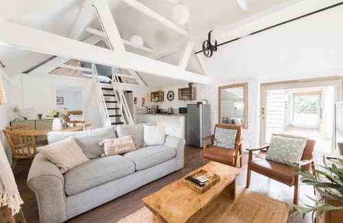 Lechlade House | Snug Cotswolds Farm Cottage - The Henloft