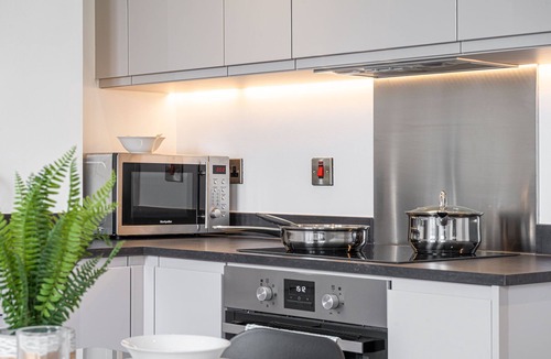 Barnt Green Apartment | Solihull Studio | Parking WiFi NEC BHX
