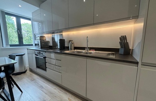 Barnt Green Apartment | Solihull Studio | Parking WiFi NEC BHX