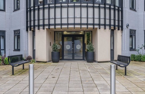 Barnt Green Apartment | Solihull Studio | Parking WiFi NEC BHX