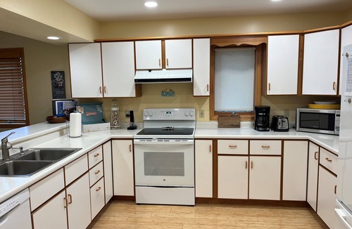 Traverse City House | South Lake Leelanau lakefront home, Kayaks/Bikes provided, Clean Sandy bottom
