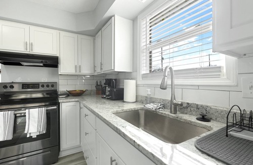 Lansing House | Southside Lansing 2BR — Walk to MSU & downtown