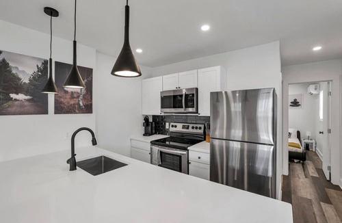 Olde Towne East Villa | Spacious 1BR Sleeps 4 | Near Airport + The Shoe