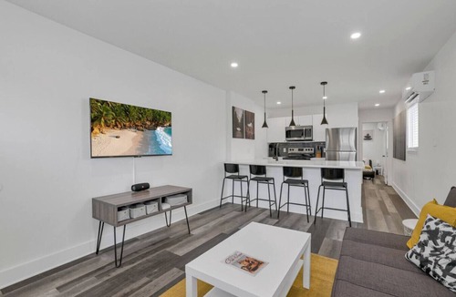 Olde Towne East Villa | Spacious 1BR Sleeps 4 | Near Airport + The Shoe