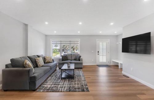 Haysboro House | Spacious 2 BR - 2 Bth House in Haysboro