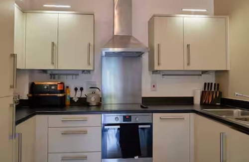 Iverley Apartment | Spacious 2BR Home with Parking & Wi-Fi, Wokingham