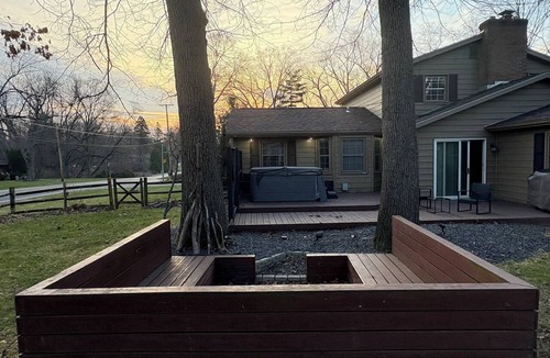 Reynolds Corners House | Spacious 3BR w/Hot Tub + FirePit