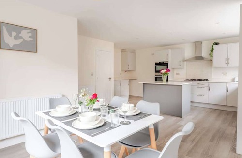 Stoke Gifford House | Spacious 4 Bed Contractor & Family Home, Bristol