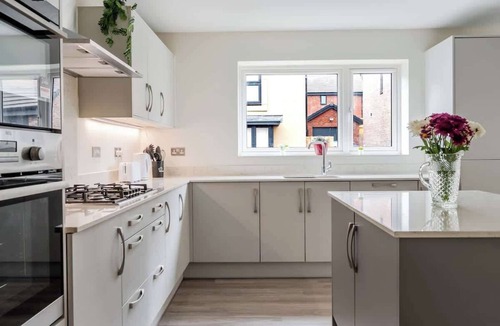 Stoke Gifford House | Spacious 4 Bed Contractor & Family Home, Bristol