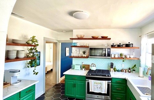 Upper Telegraph House | Spacious 4Bd-3Ba Temescal Home near UC-Berkeley with Firepit & Outdoor Dining
