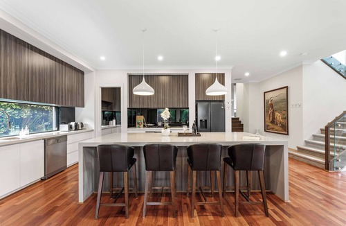 Doncaster House | Spacious 4BR Home Steps to Buses Westfield Doncaster