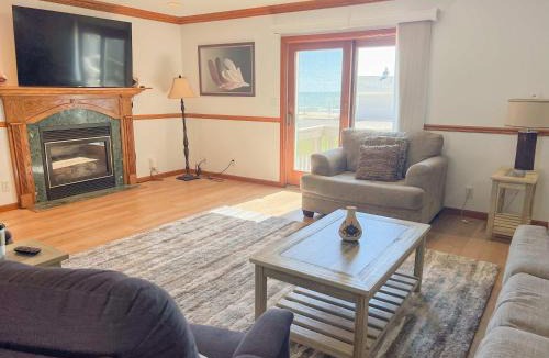Greenbush Apartment | Spacious 4BR Lakefront Cottage - Perfect for Groups