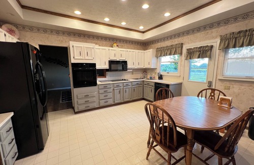 Plain City House | Spacious 5-bed farmhouse w/Pool Table, Table Tennis Close to Columbus Zoo