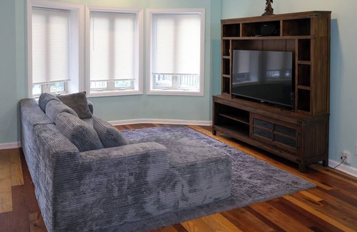 Woodlawn House | Spacious 5-bedroom house in Chicago with AC Near Obama Center & UChicago