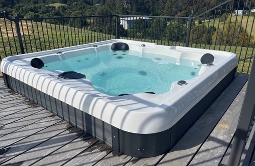 Metung House | Spacious 5 bedroom house with spa in Metung. Perfect for two families.