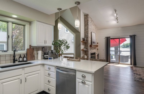 Canadian Lakes House | Spacious 5-bedroom lake house with private beach and lots of amenities.