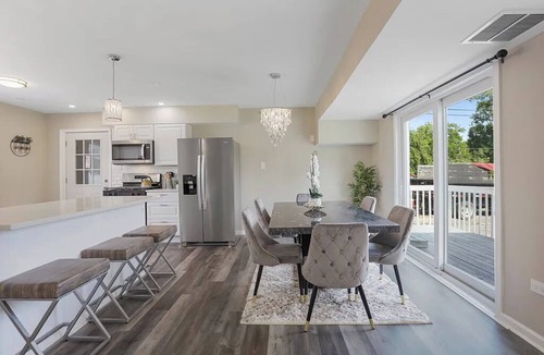 Franklin Park House | Spacious 5BD 2BA House/Melrose Park