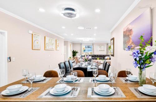 Bassett House | Spacious 9BR Home + Parking + Near DTLA #TravelSGV
