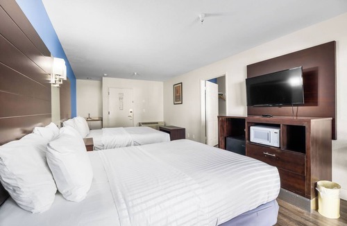 Westside Santa Cruz Hotel | Spacious Accessible 2BR Suite | King + 2 Queens | Santa Cruz