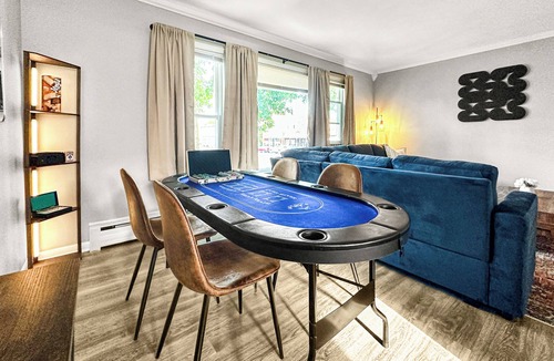 Berwyn Apartment | Spacious Apartment w/Game Table for 7 near City + Airport