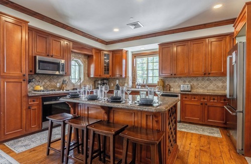 Mammoth Lakes Condo | Spacious Canyon Lodge Home | Mammoth Moose w/Hot Tub & Garage