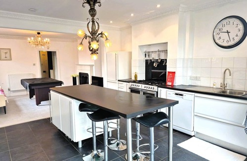 Cheltenham House | Spacious Cheltenham Home for 8, Pool Table, Garden, Parking