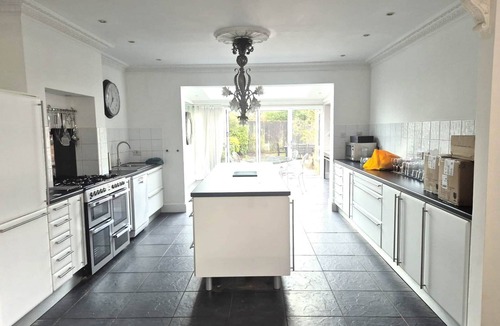 Cheltenham House | Spacious Cheltenham Home for 8, Pool Table, Garden, Parking