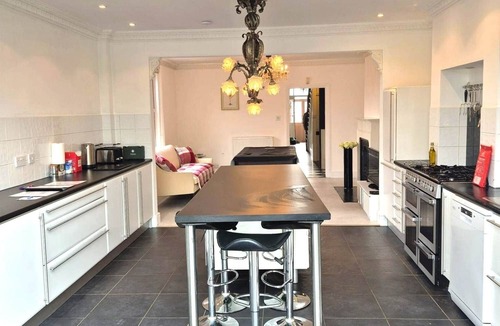 Cheltenham House | Spacious Cheltenham Home for 8, Pool Table, Garden, Parking
