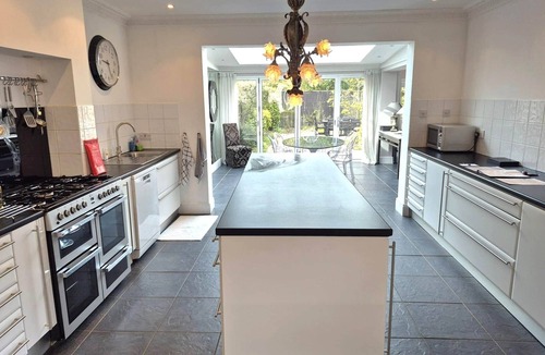 Cheltenham House | Spacious Cheltenham Home for 8, Pool Table, Garden, Parking