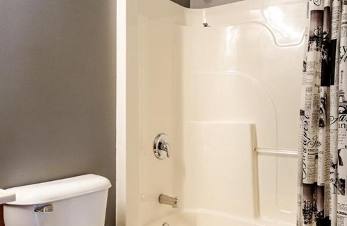 Chicago Ridge Apartment | Spacious Condo