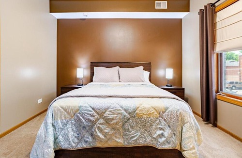 Chicago Ridge Apartment | Spacious Condo