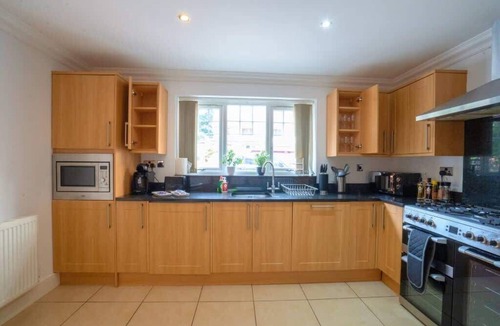 Marston Green House | Spacious Emirates 5BR Family & Contractor Stay NEC