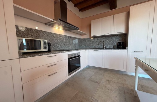 Poppi House | Spacious Holiday Home with shared pool in Poppi