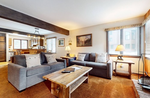 Mammoth Lakes Condo | Spacious Homey Mountain Condo. Pool & Tennis Court On-site. Near Restaurants