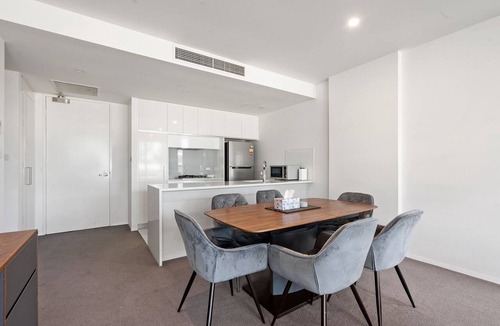 Kingston Apartment | Spacious Lakefront Apartment with Pool Access