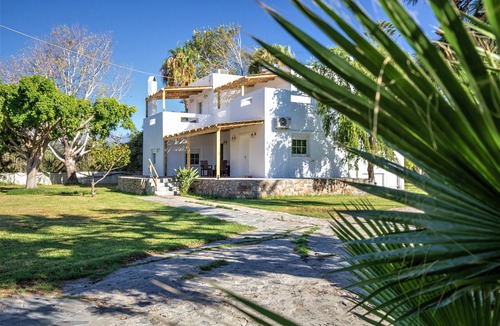 Ierapetra Villa | Spacious, luxurious vacation villa with large garden and lots of privacy