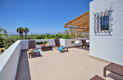 Ierapetra Villa | Spacious, luxurious vacation villa with large garden and lots of privacy