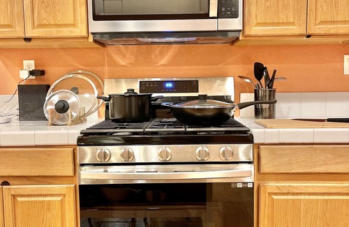 Lancaster House | Spacious Modern 8BR 4BA, Garage, Laundry, Sleep 16